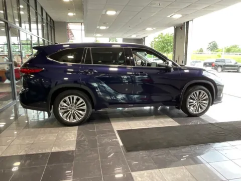More photos of 2023 Toyota Highlander Hybrid Platinum at Jay Wolfe Toyota, MO