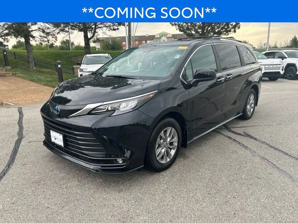 Black 2025 Toyota Sienna XLE for sale in Kansas City, MO