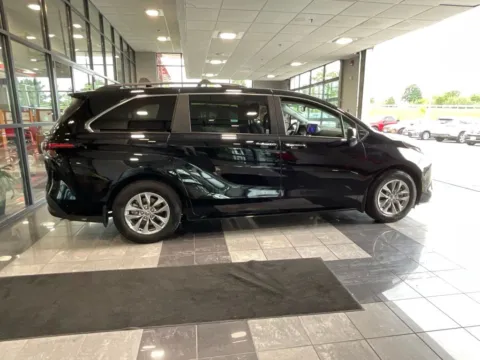 More photos of 2025 Toyota Sienna XLE at Jay Wolfe Toyota, MO