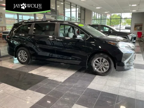 Black 2025 Toyota Sienna XLE for sale in Kansas City, MO