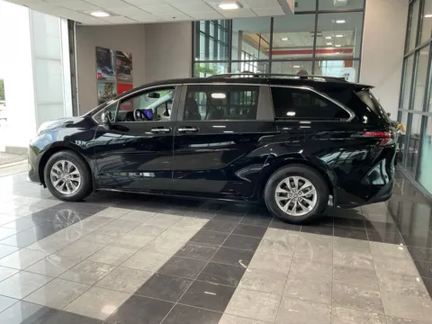 More photos of 2025 Toyota Sienna XLE at Jay Wolfe Toyota, MO