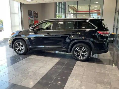More photos of 2016 Toyota Highlander XLE V6 at Jay Wolfe Toyota, MO