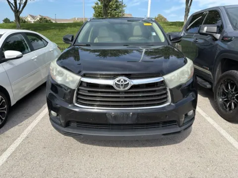 Photos of 2016 Toyota Highlander XLE V6 for sale in Kansas City, MO at Jay Wolfe Toyota