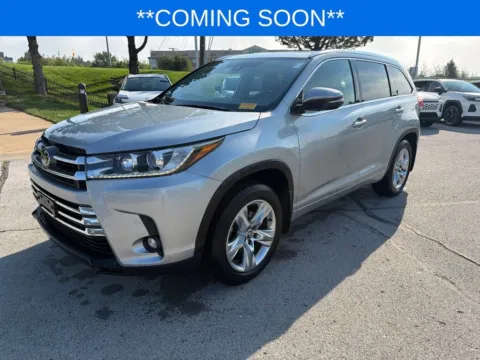 Silver 2019 Toyota Highlander Limited for sale in Kansas City, MO