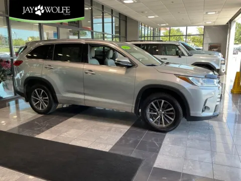 Silver 2018 Toyota Highlander XLE for sale in Kansas City, MO