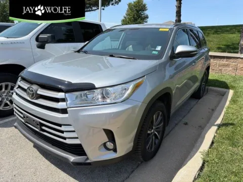 Silver 2018 Toyota Highlander XLE for sale in Kansas City, MO