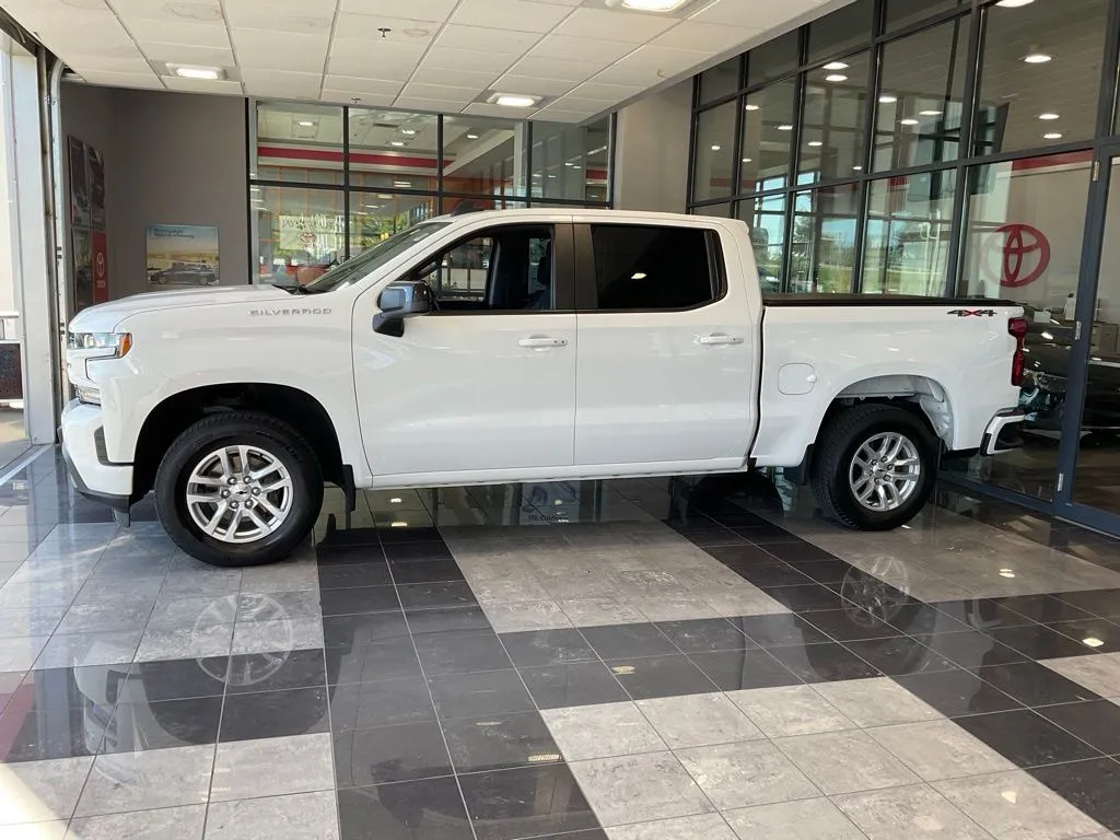 Chevrolet Silverado photo 3
