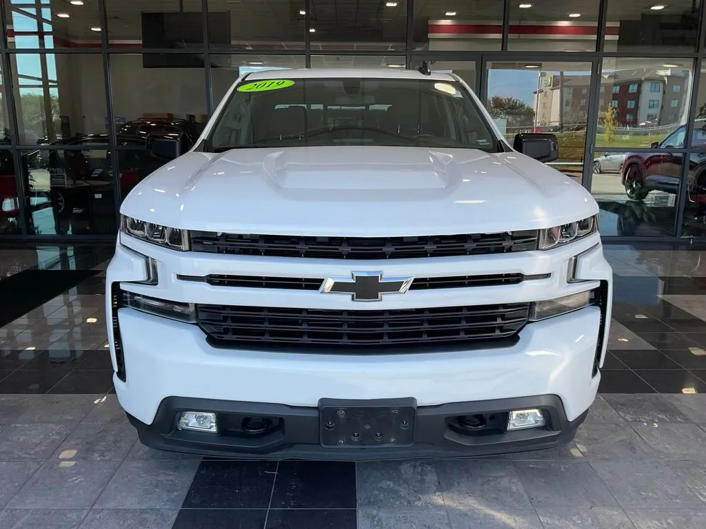 Chevrolet Silverado photo 2