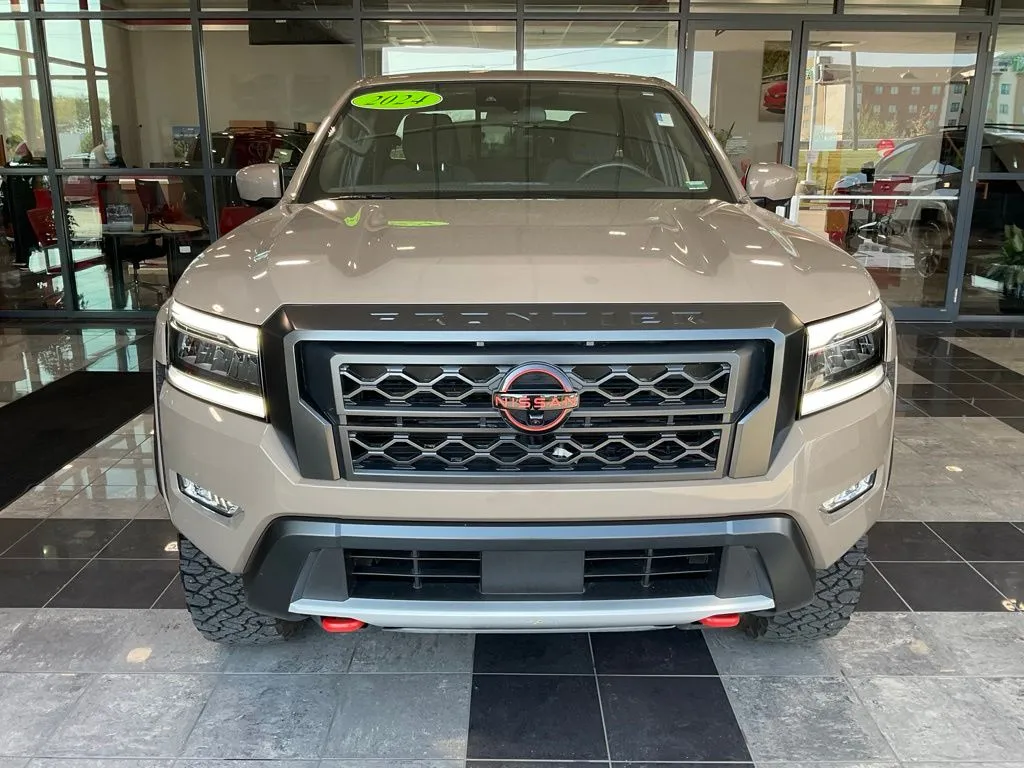 Nissan Frontier photo 2