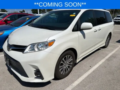 White 2018 Toyota Sienna XLE for sale in Kansas City, MO