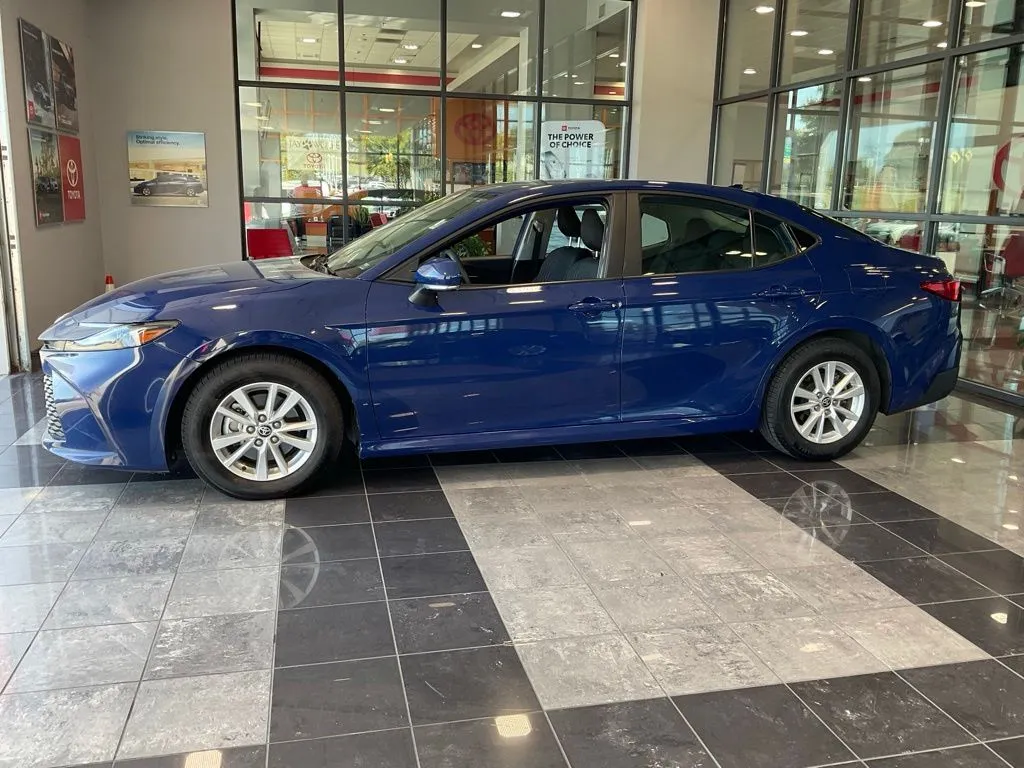 Toyota Camry photo 3