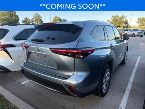 More photos of 2021 Toyota Highlander Limited at Jay Wolfe Toyota, MO