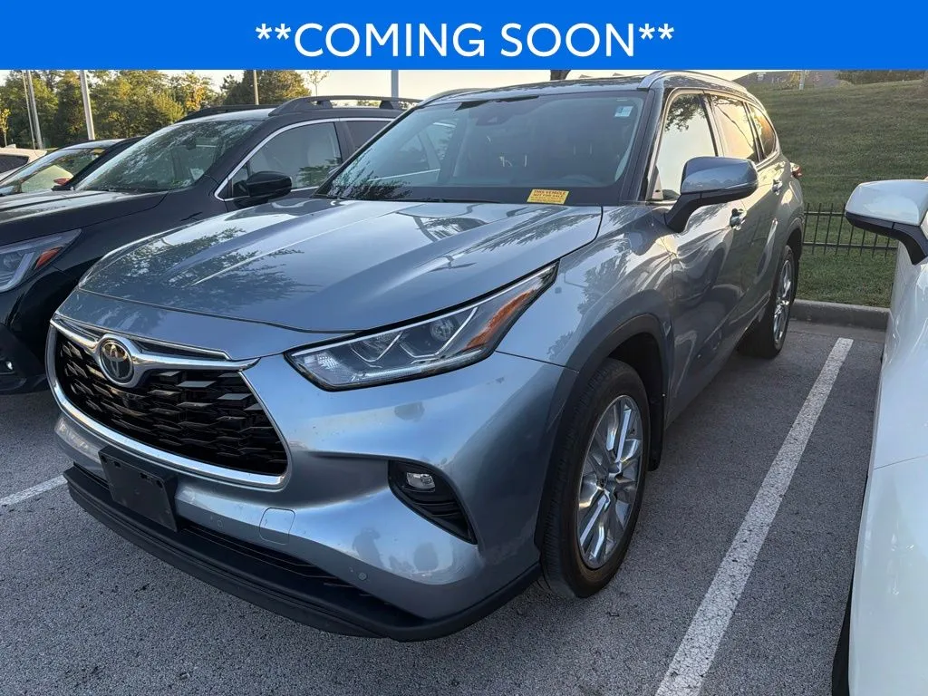 Silver 2021 Toyota Highlander Limited for sale in Kansas City, MO