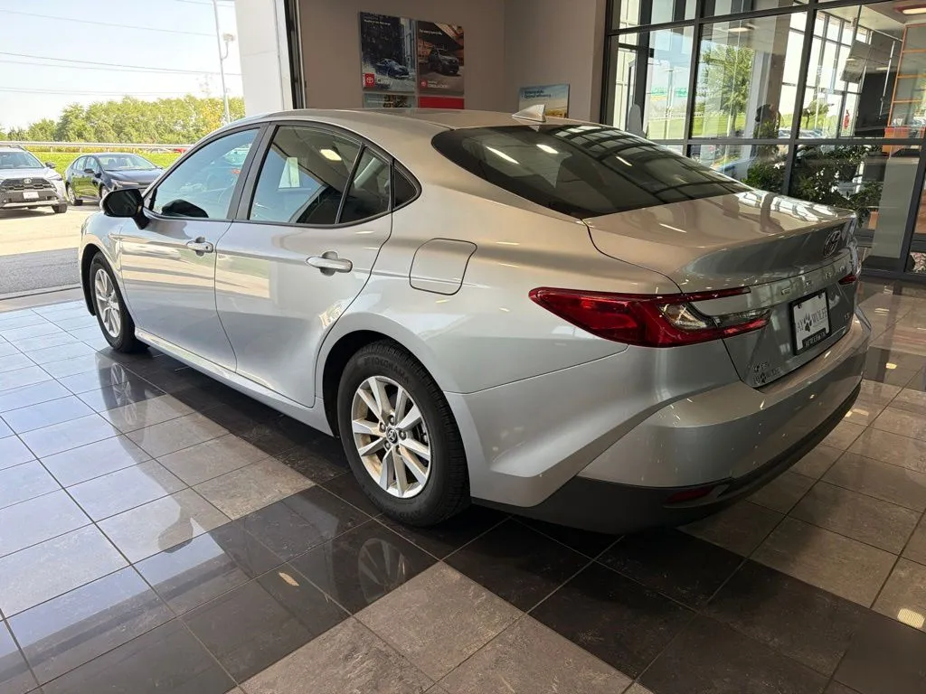 Toyota Camry photo 8