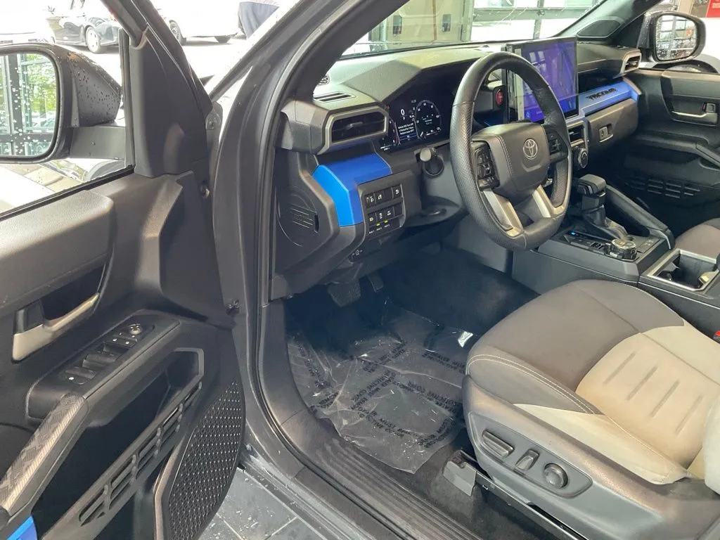 Toyota Tacoma photo 9