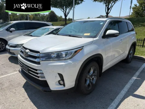 White 2017 Toyota Highlander Limited Platinum for sale in Kansas City, MO