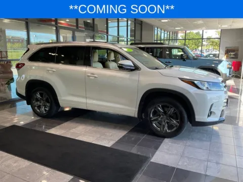 White 2017 Toyota Highlander Limited Platinum for sale in Kansas City, MO