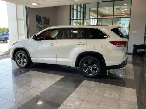 More photos of 2017 Toyota Highlander Limited Platinum at Jay Wolfe Toyota, MO