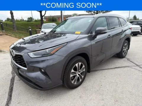 Gray 2022 Toyota Highlander XLE for sale in Kansas City, MO
