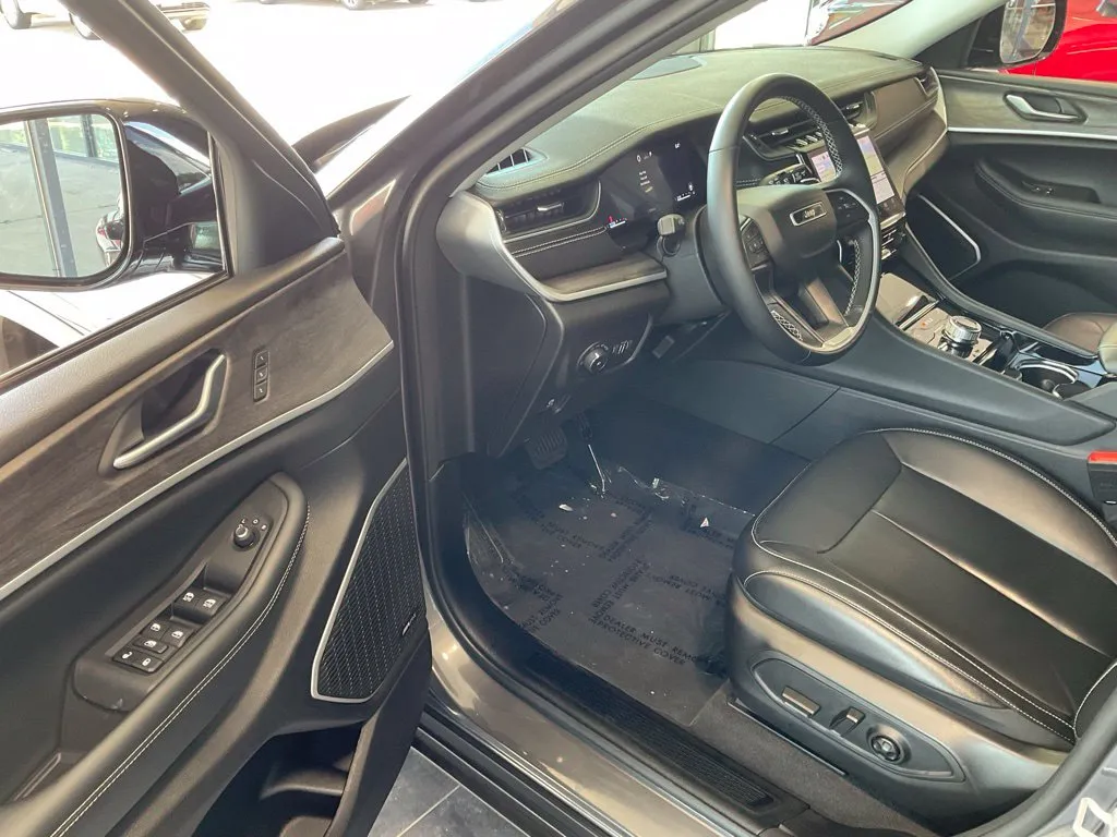 Jeep Grand Cherokee L photo 9
