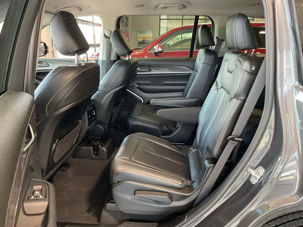 Jeep Grand Cherokee L photo 23