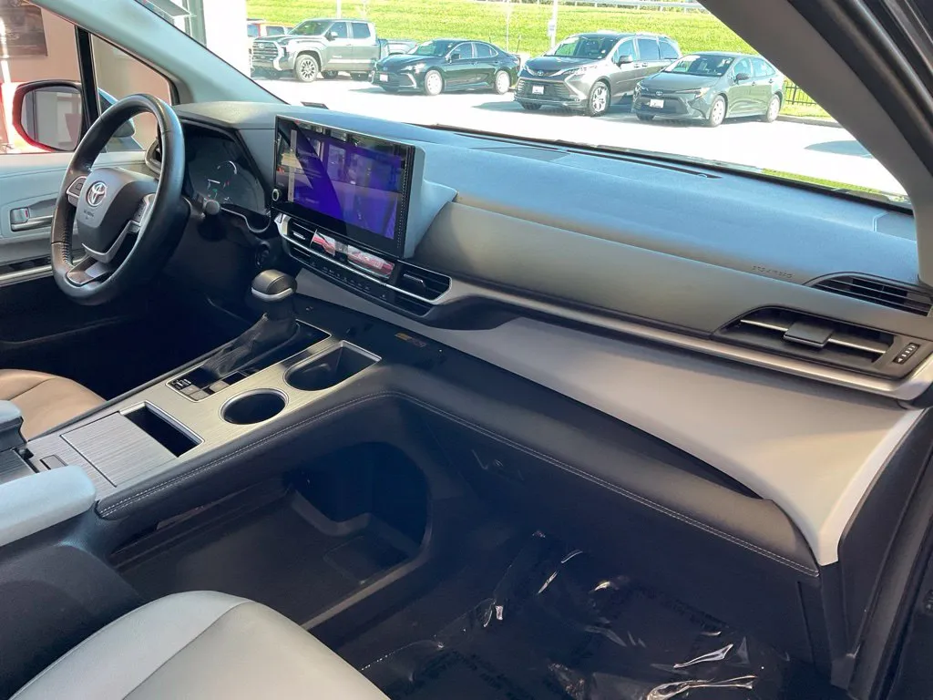 Toyota Sienna photo 18