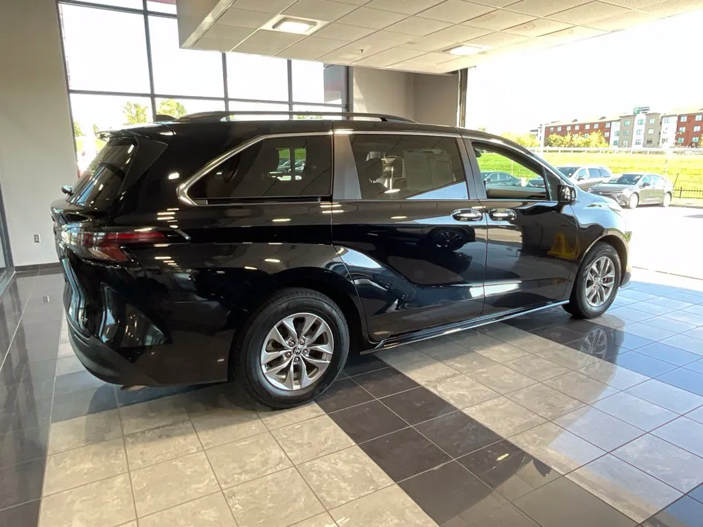 Toyota Sienna photo 6