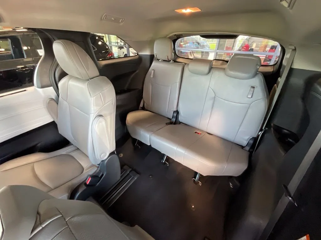 Toyota Sienna photo 23