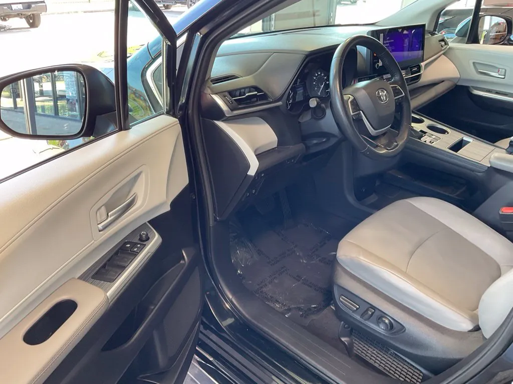 Toyota Sienna photo 9
