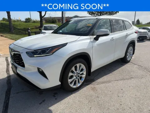 White 2021 Toyota Highlander Limited for sale in Kansas City, MO