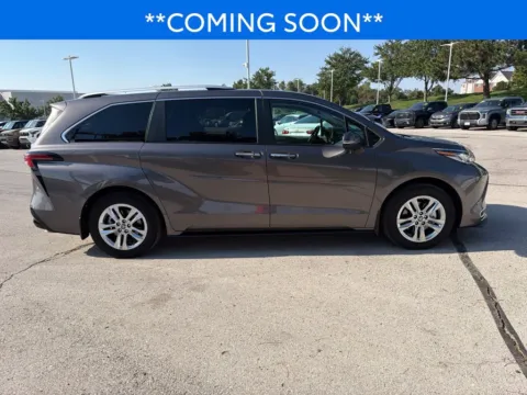 More photos of 2023 Toyota Sienna Limited at Jay Wolfe Toyota, MO