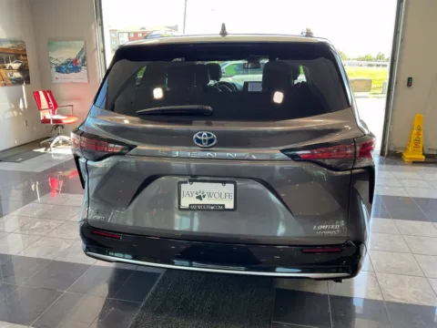 More photos of 2023 Toyota Sienna Limited at Jay Wolfe Toyota, MO