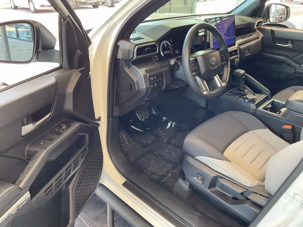 Toyota Tacoma photo 9