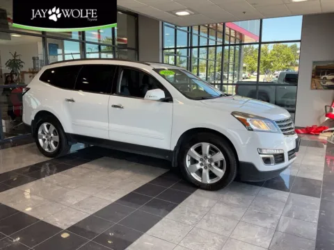 White 2016 Chevrolet Traverse LT for sale in Kansas City, MO