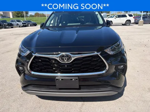 Photos of 2026 Toyota Highlander Hybrid Platinum for sale in Kansas City, MO at Jay Wolfe Toyota