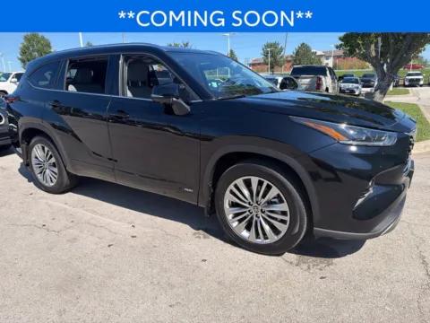 More photos of 2026 Toyota Highlander Hybrid Platinum at Jay Wolfe Toyota, MO