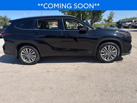More photos of 2026 Toyota Highlander Hybrid Platinum at Jay Wolfe Toyota, MO
