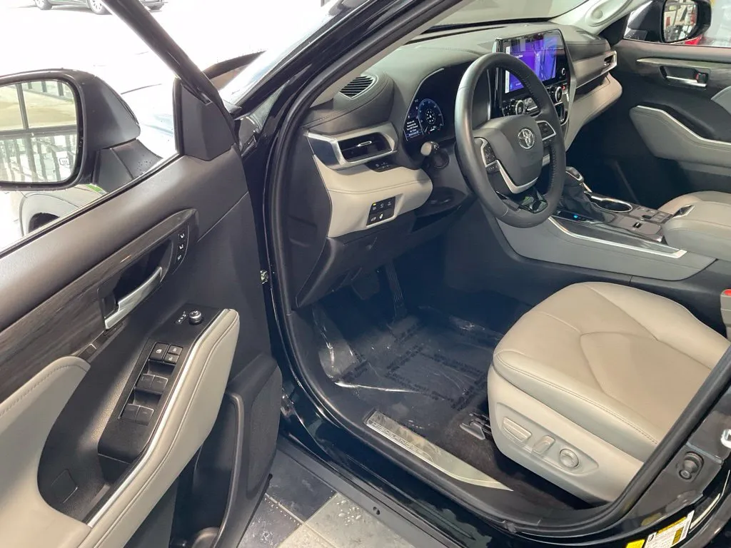Toyota Highlander photo 9