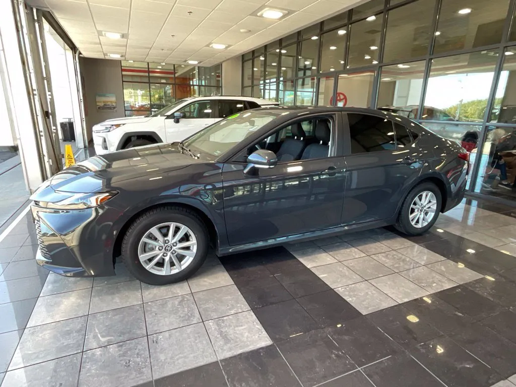 Toyota Camry photo 3