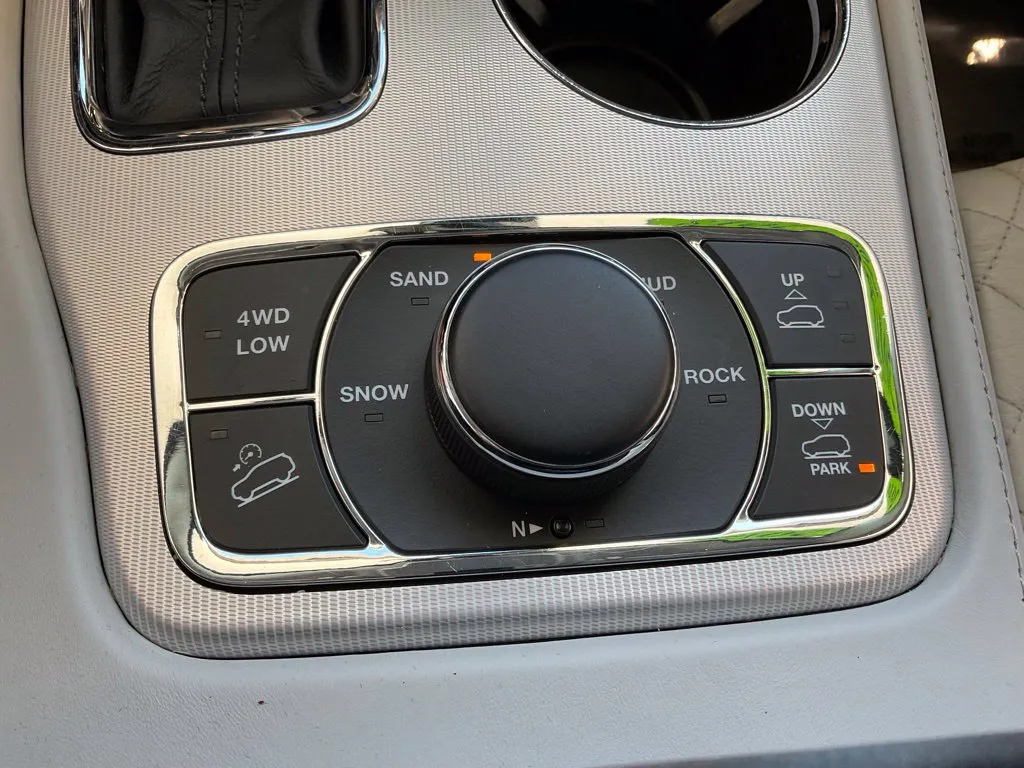 Jeep Grand Cherokee photo 18