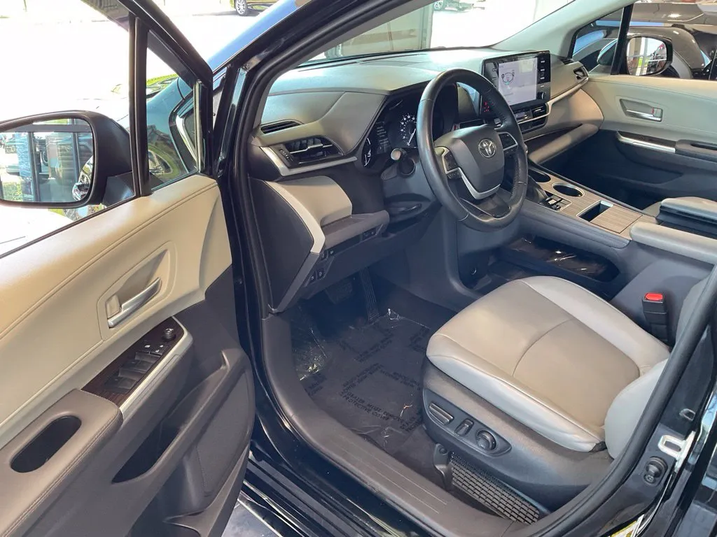 Toyota Sienna photo 9