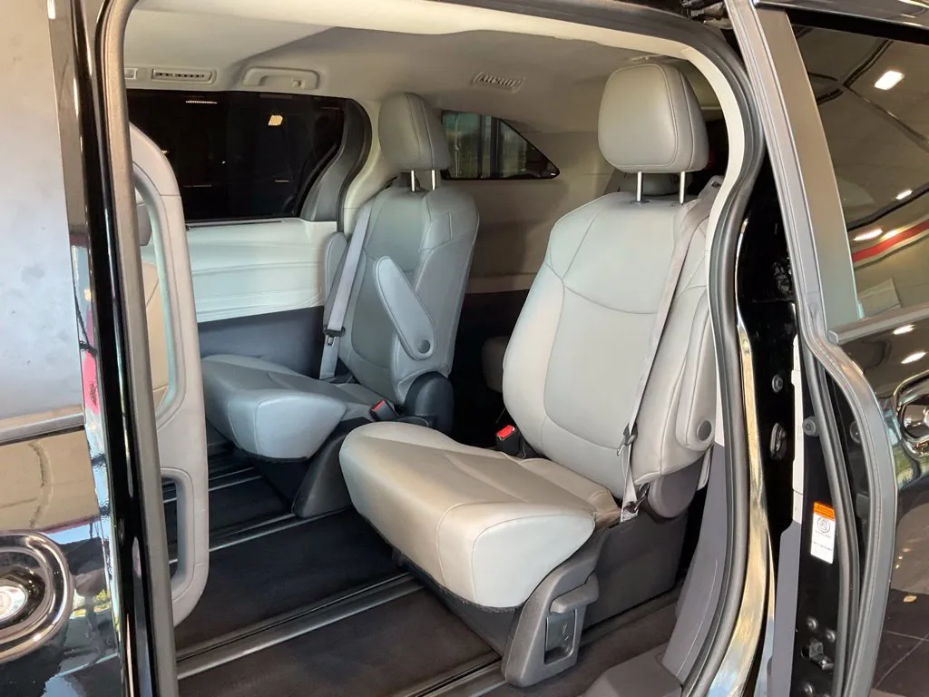 Toyota Sienna photo 22