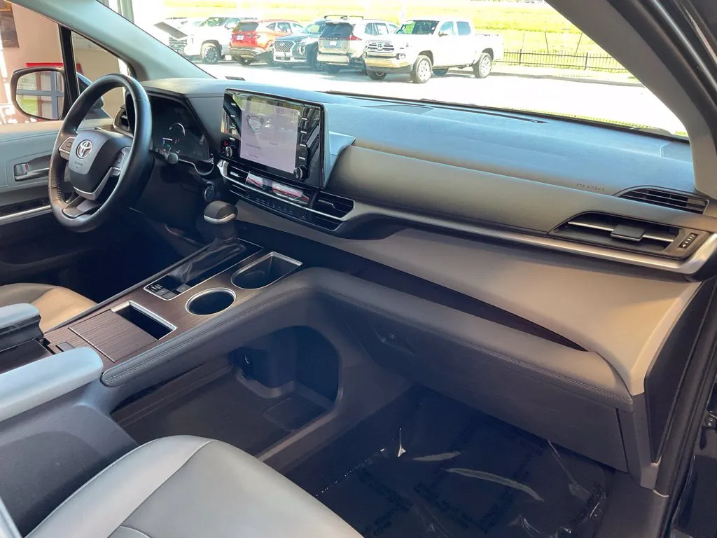 Toyota Sienna photo 18