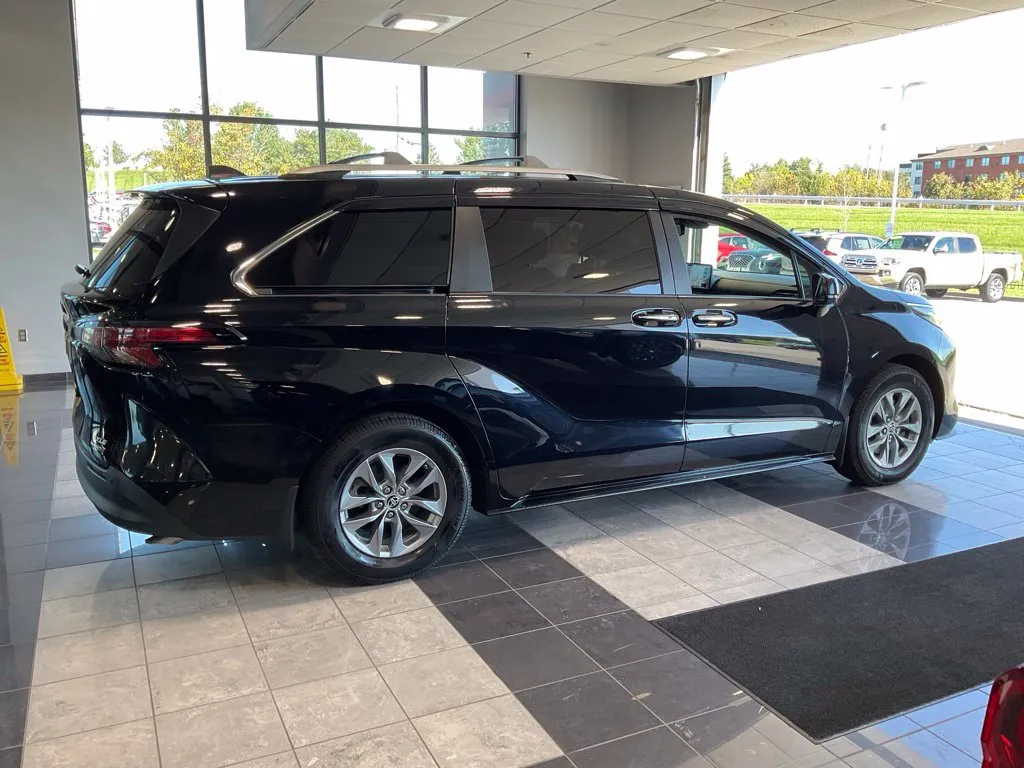 Toyota Sienna photo 6