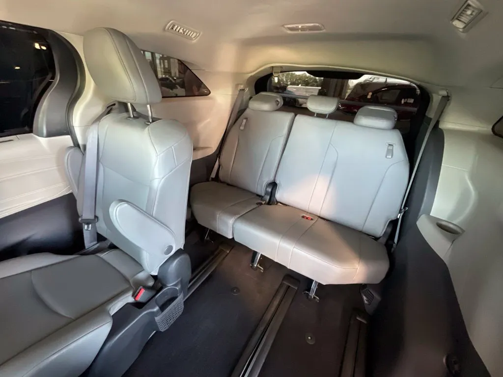 Toyota Sienna photo 23