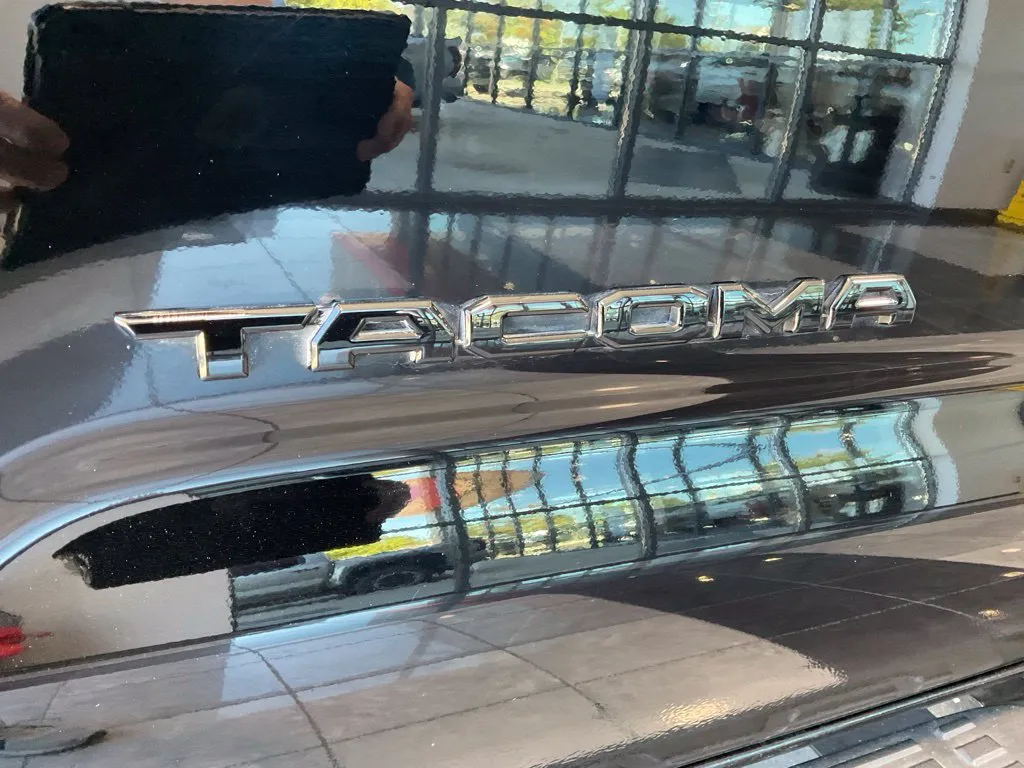 Toyota Tacoma photo 23