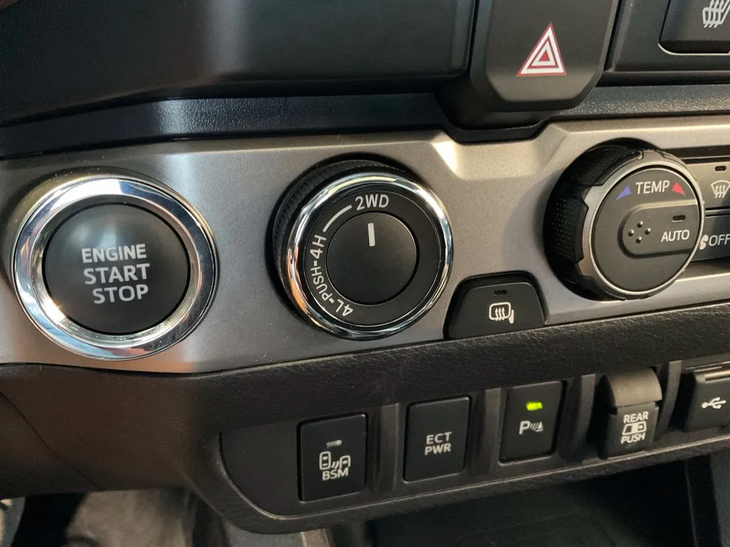 Toyota Tacoma photo 18