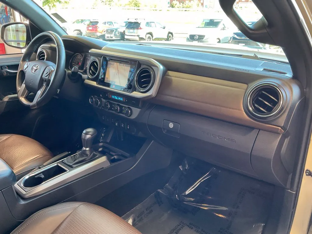 Toyota Tacoma photo 19
