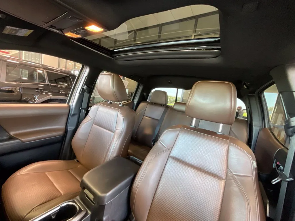 Toyota Tacoma photo 10