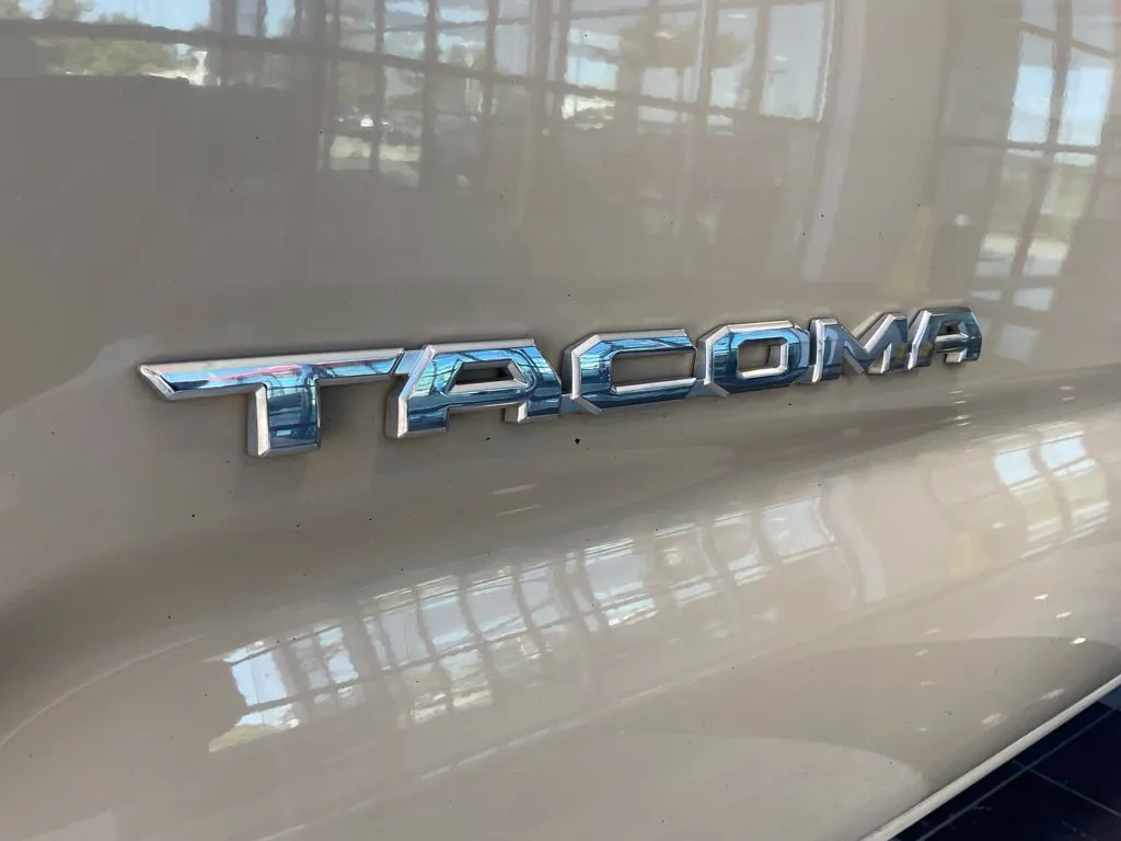 Toyota Tacoma photo 23